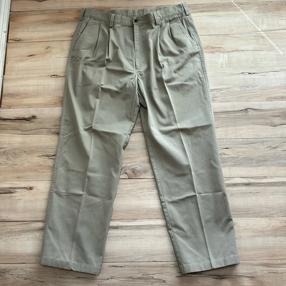 Haggar. Mens Khaki Pants. 38 X 30. Great Pants for work.